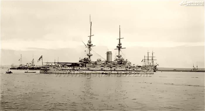 Navi da guerra HMS Hannibal 1896 corazzata ormeggiata in porto